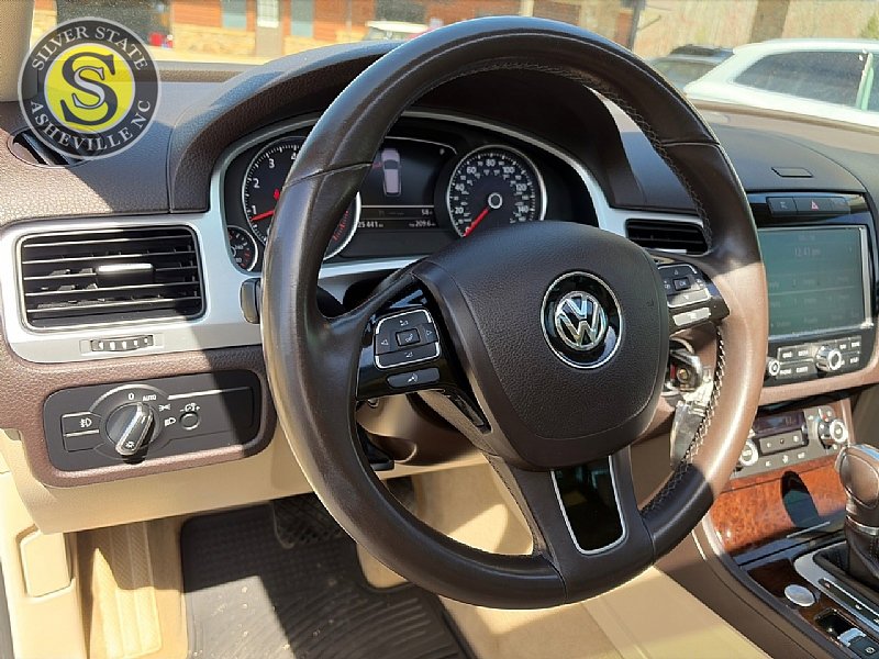 Used 2013 Volkswagen Touareg Executive image 20