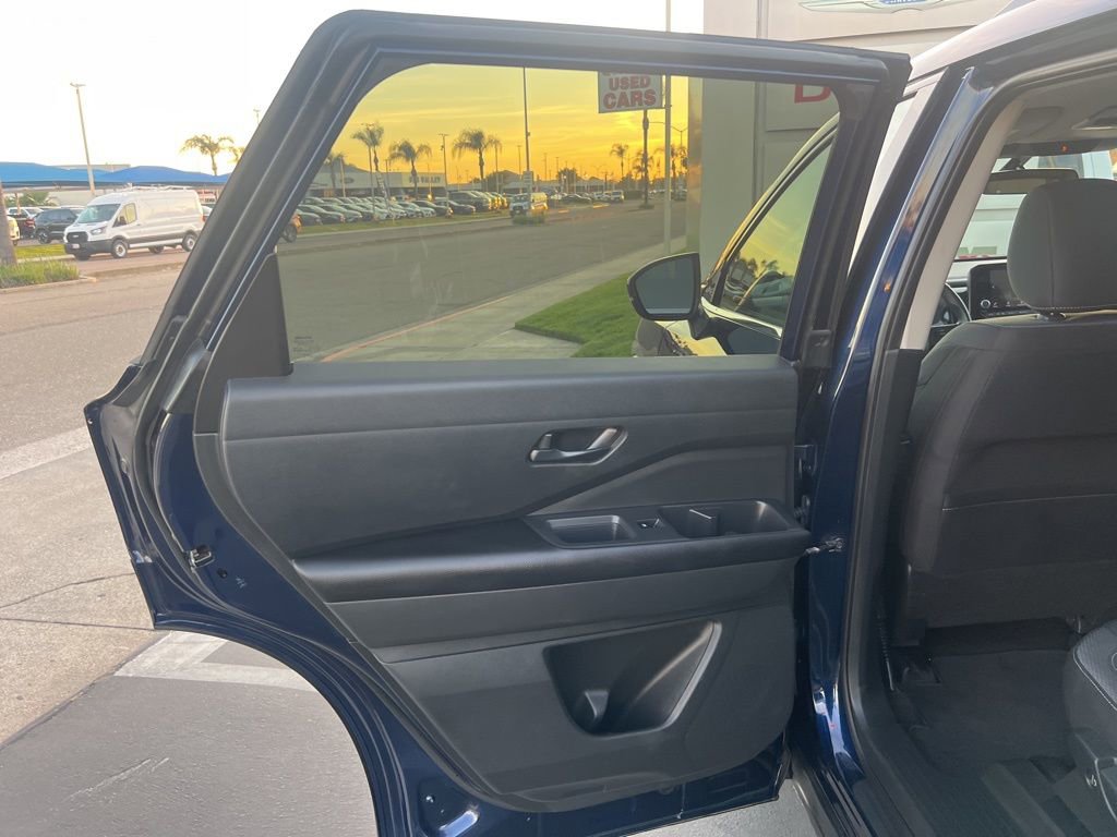 Used 2025 Nissan Pathfinder SV image 26