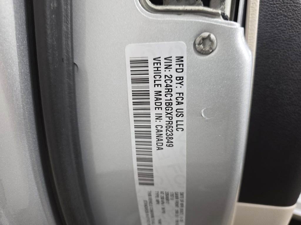 Used 2023 Chrysler Pacifica Touring-L image 37