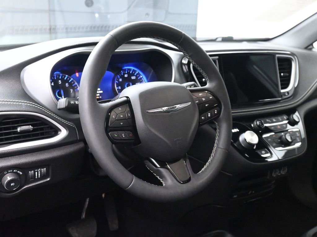 Used 2022 Chrysler Pacifica Touring-L w/ Uconnect Theater Family Group image 28