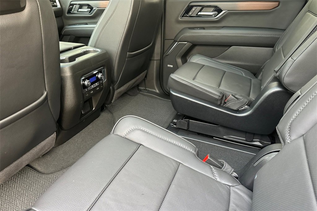 Used 2025 GMC Yukon XL Denali w/ Denali Reserve Package image 13