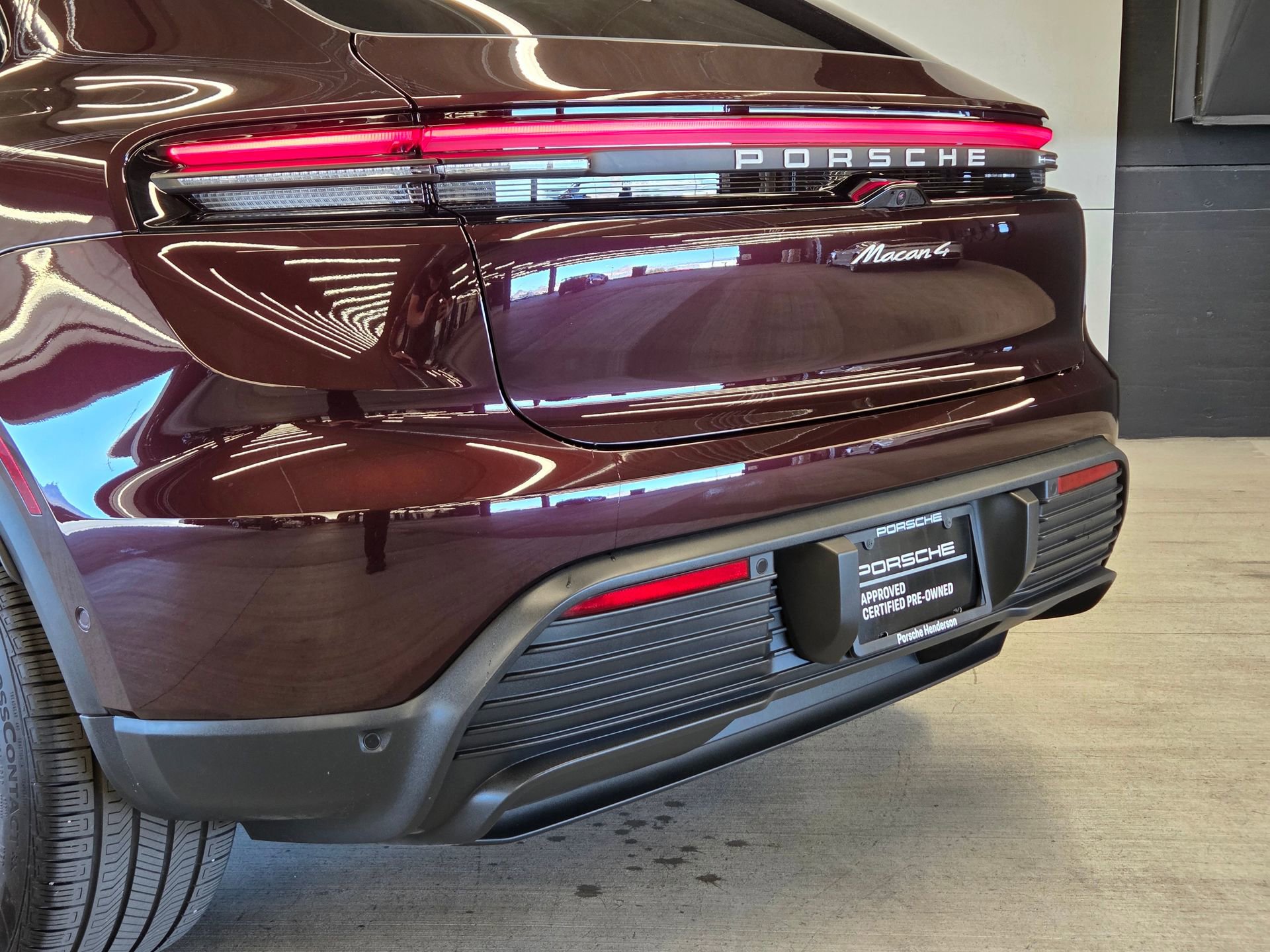 Certified 2025 Porsche Macan 4 Electric image 8