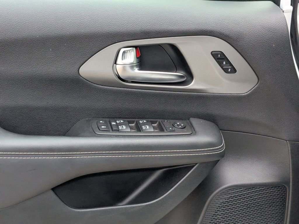 Used 2025 Chrysler Pacifica Select image 13