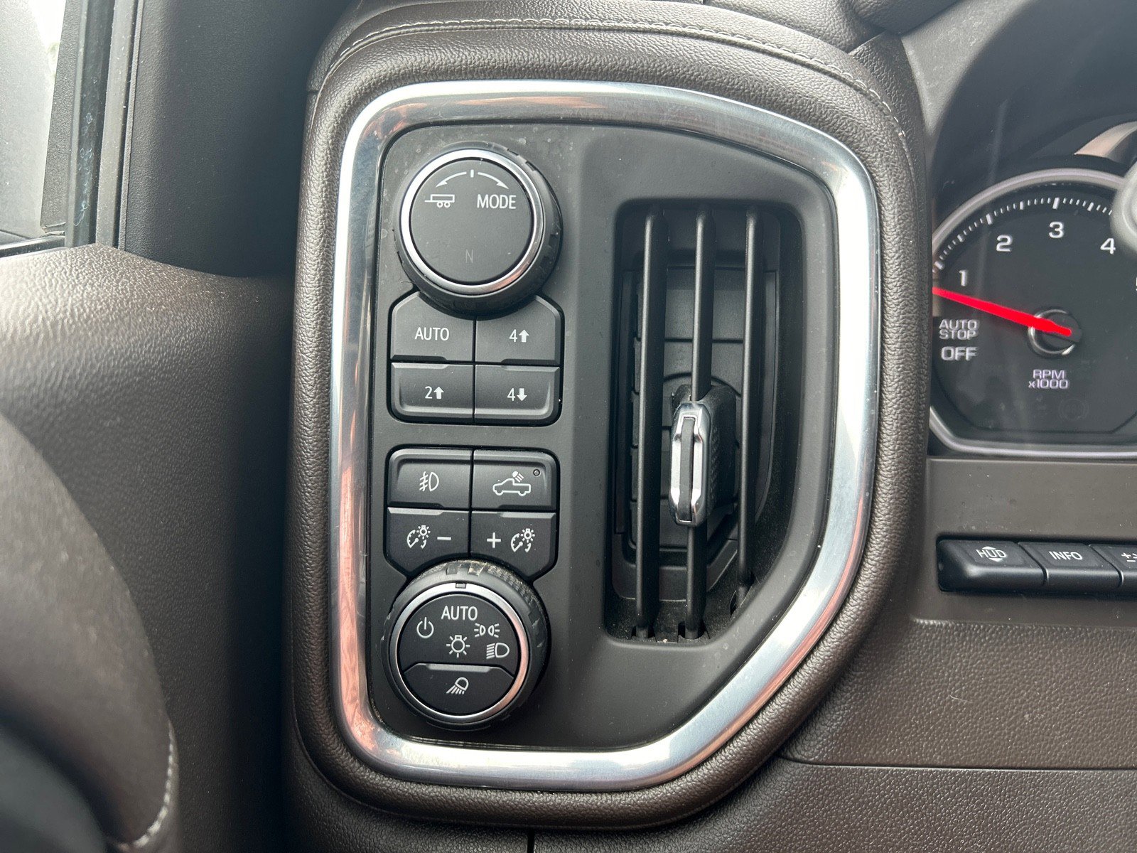 Used 2021 Chevrolet Silverado 1500 LTZ w/ Technology Package AWD/4WD image 14