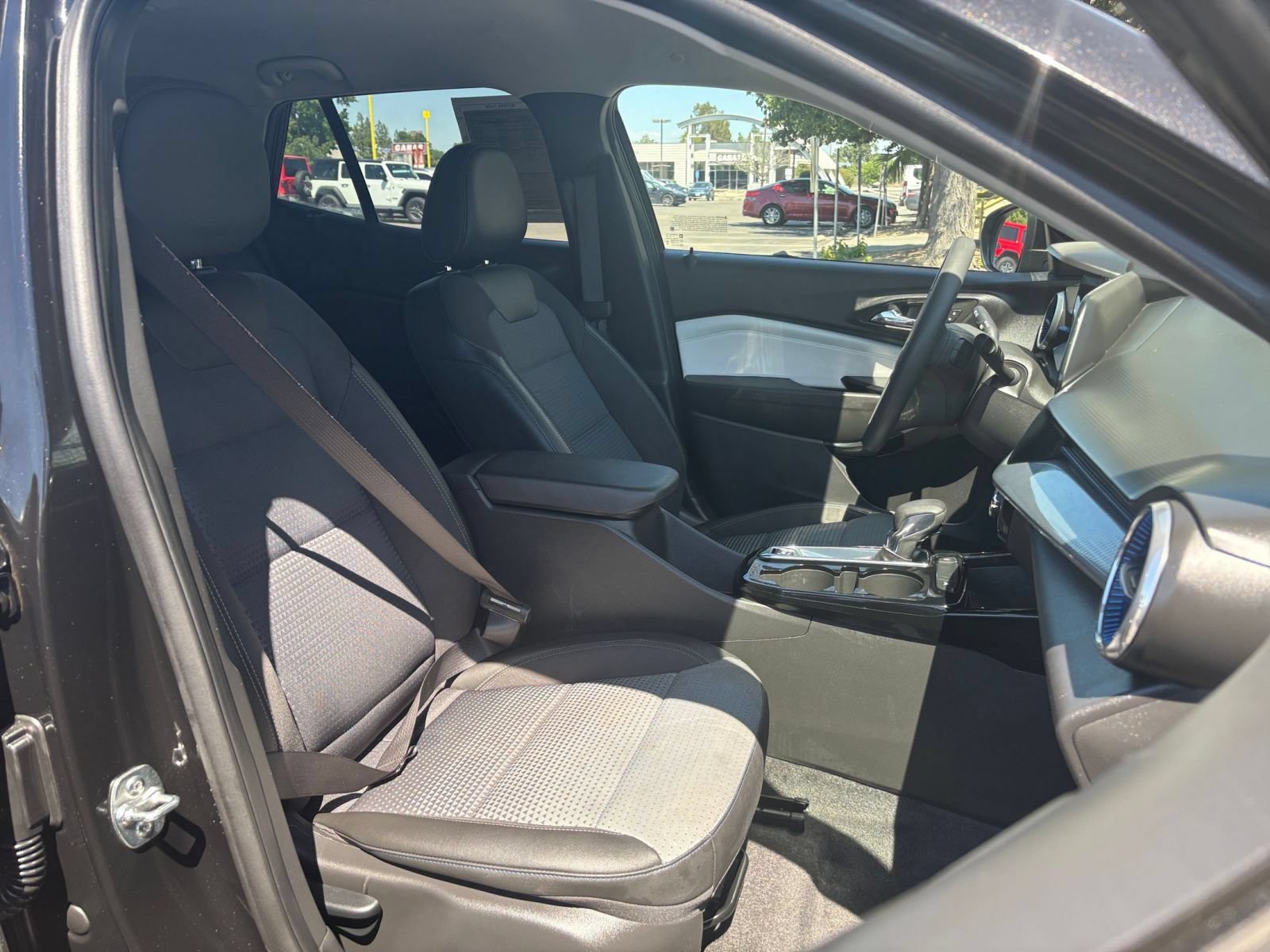 Used 2025 Chevrolet Trax LT FWD image 35