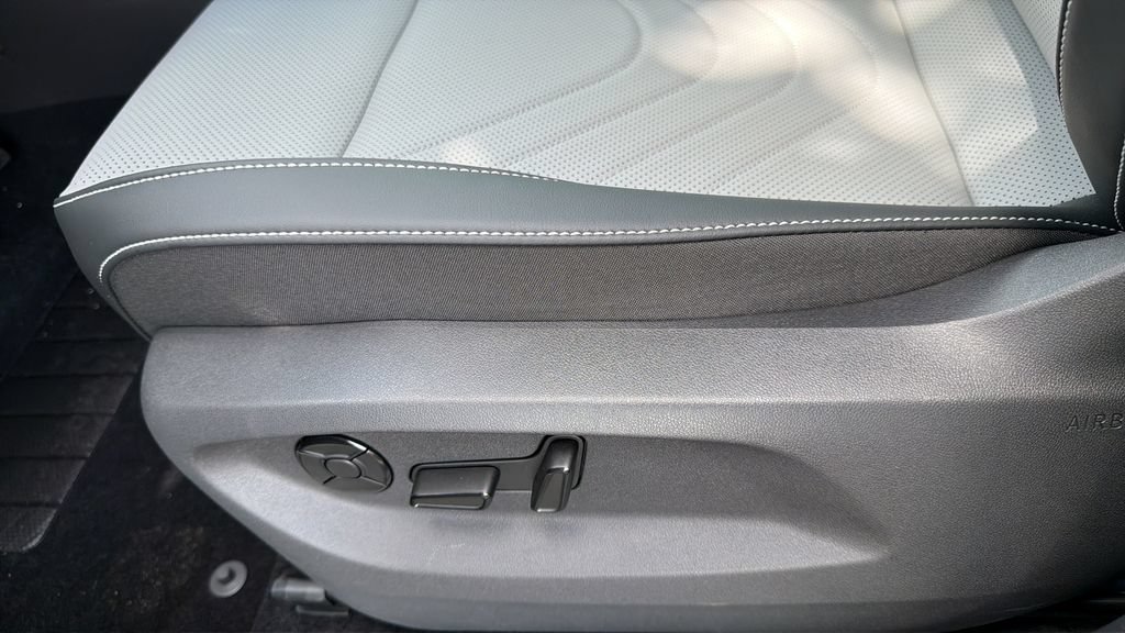 New 2026 Volkswagen Tiguan SE FWD image 17