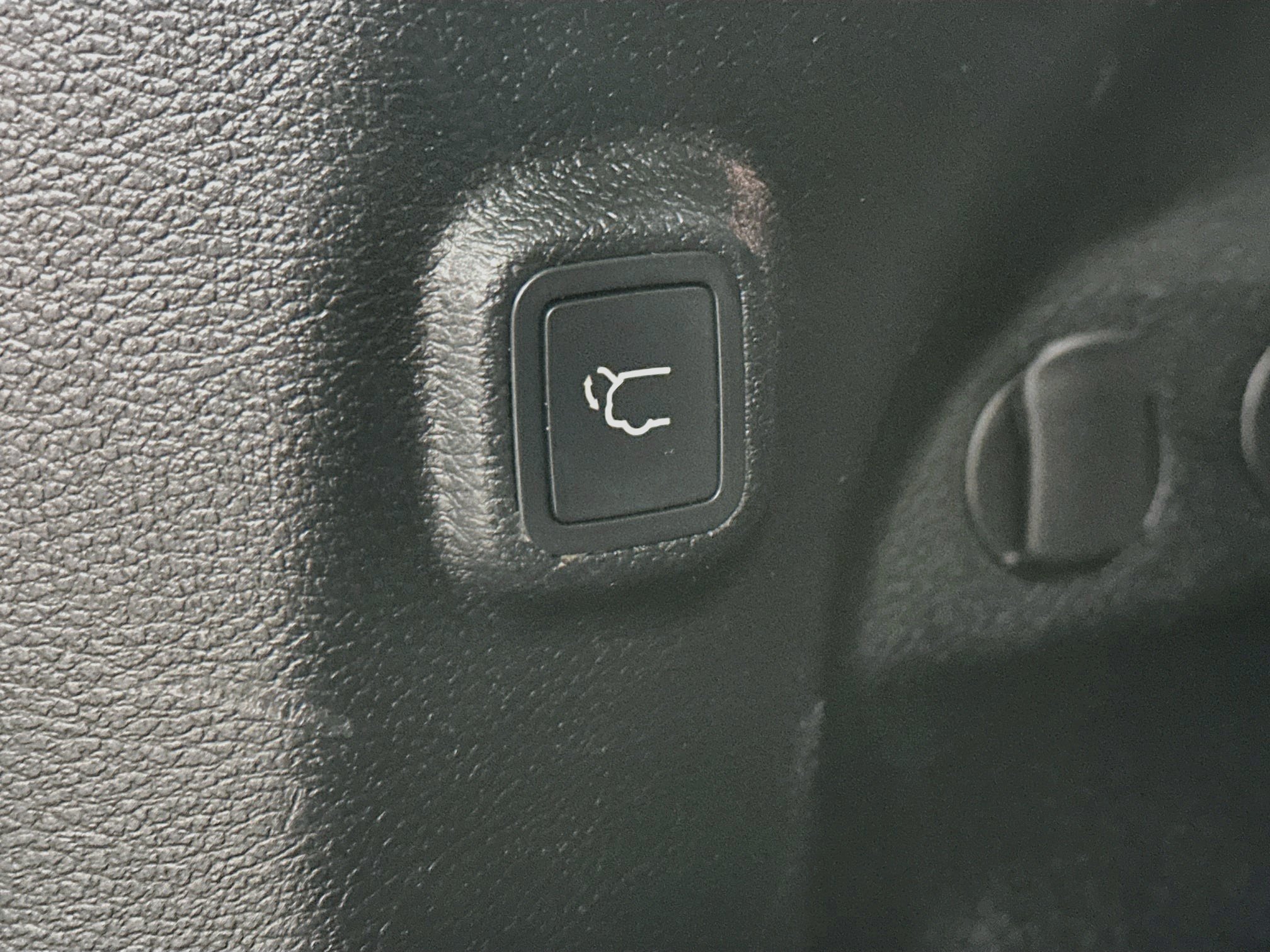 Used 2019 Jeep Cherokee Limited w/ Technology Group AWD/4WD image 32