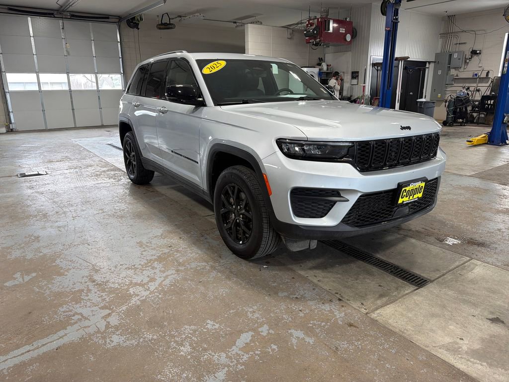 Used 2025 Jeep Grand Cherokee Altitude image 55