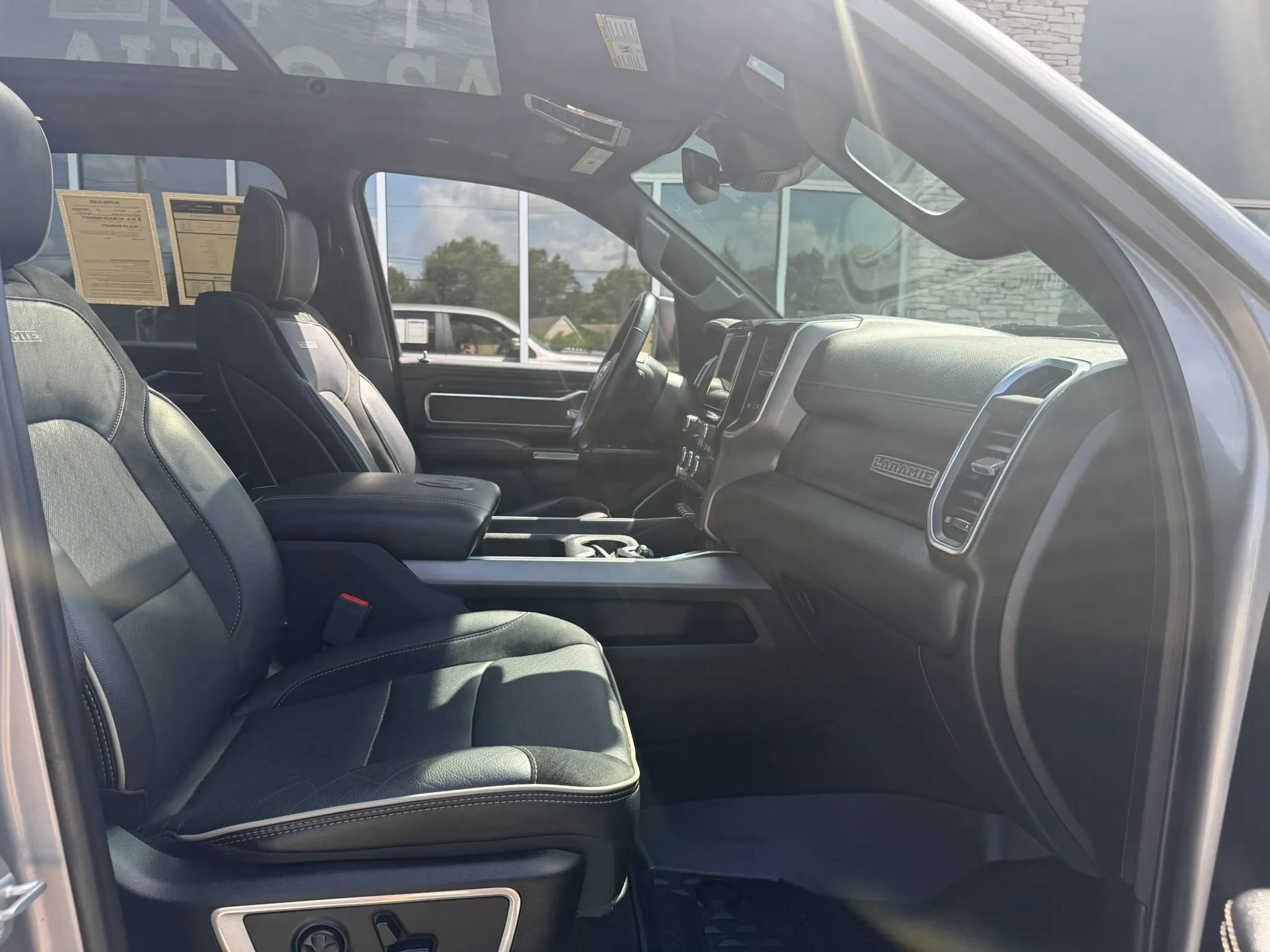 Used 2021 RAM 1500 Laramie w/ Sport Appearance Package AWD/4WD image 15