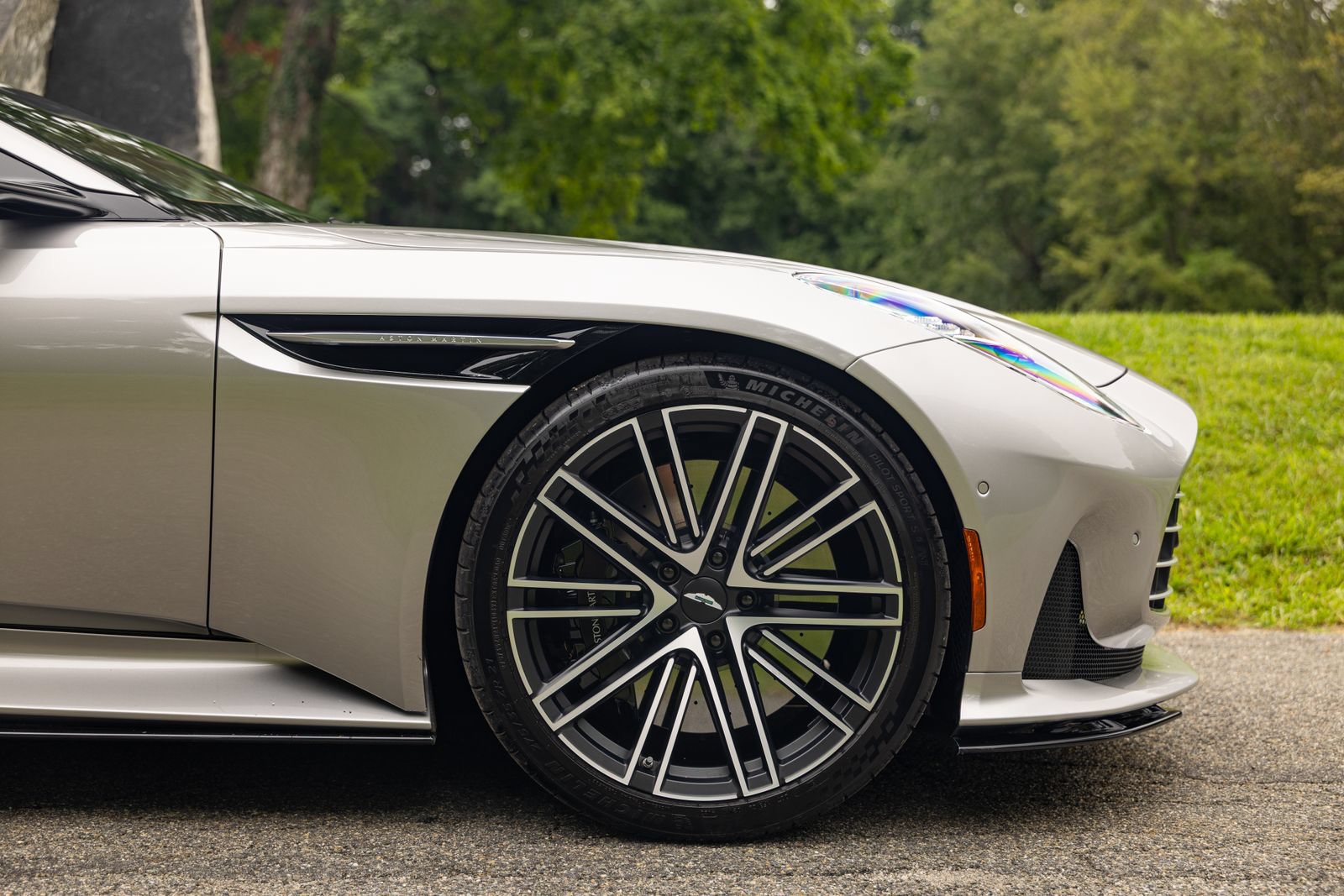 Used 2024 Aston Martin DB12 Convertible RWD image 29