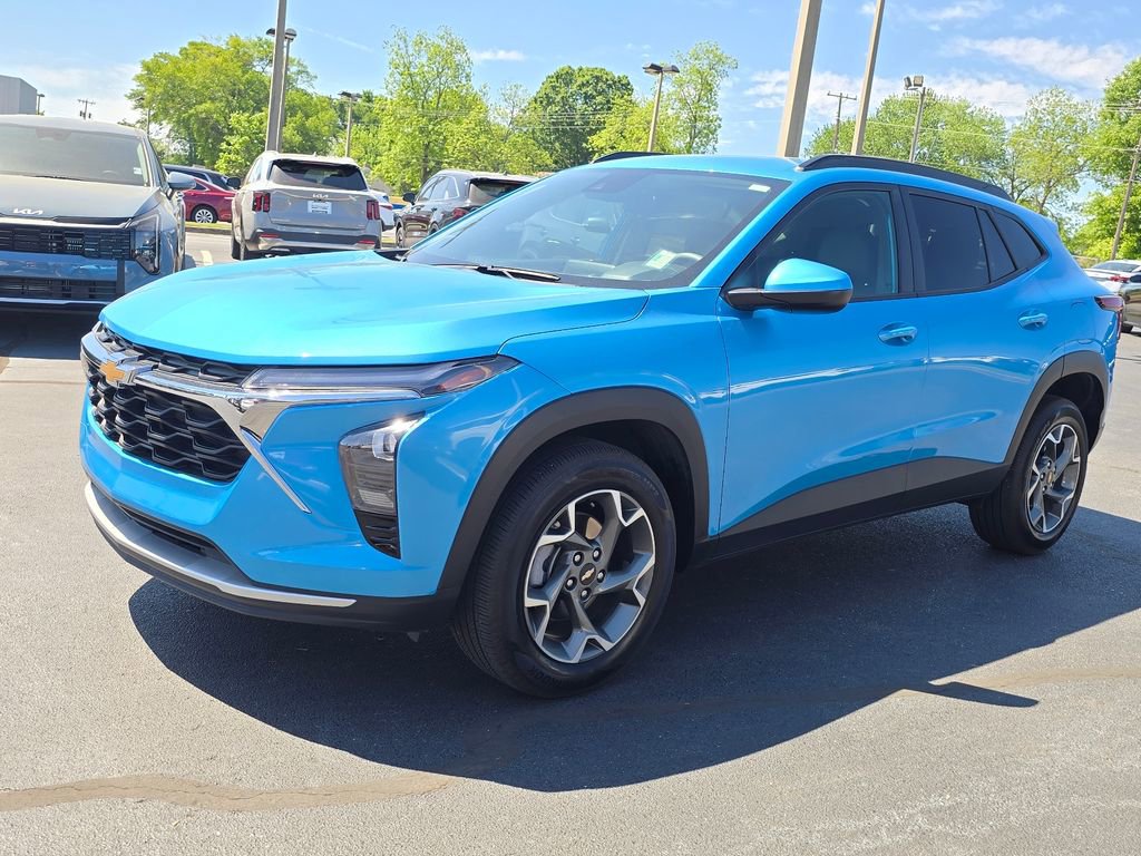 Used 2025 Chevrolet Trax LT FWD image 7
