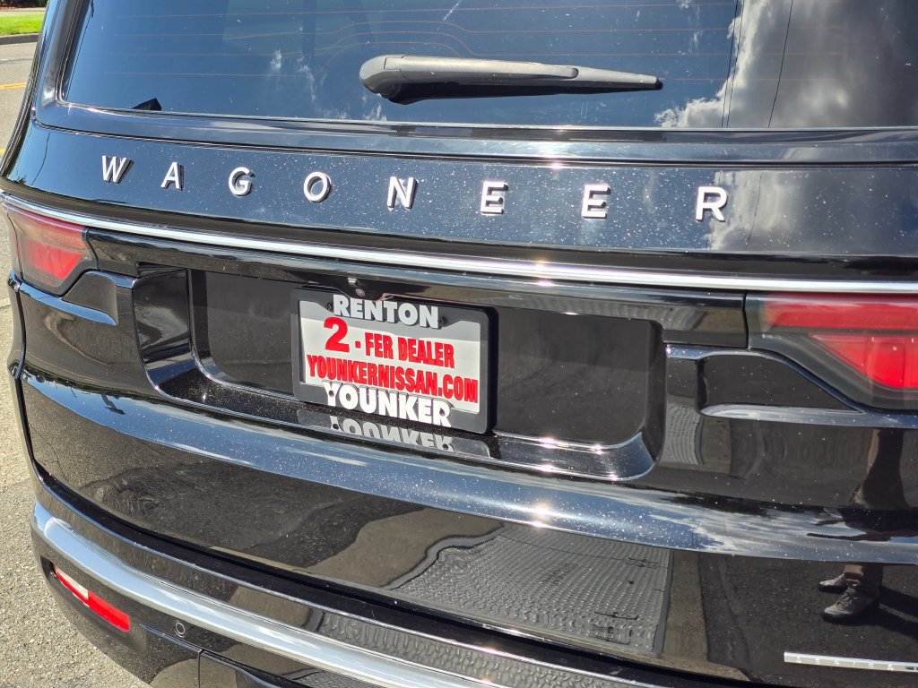 Used 2024 Jeep Wagoneer L Series II AWD/4WD image 14