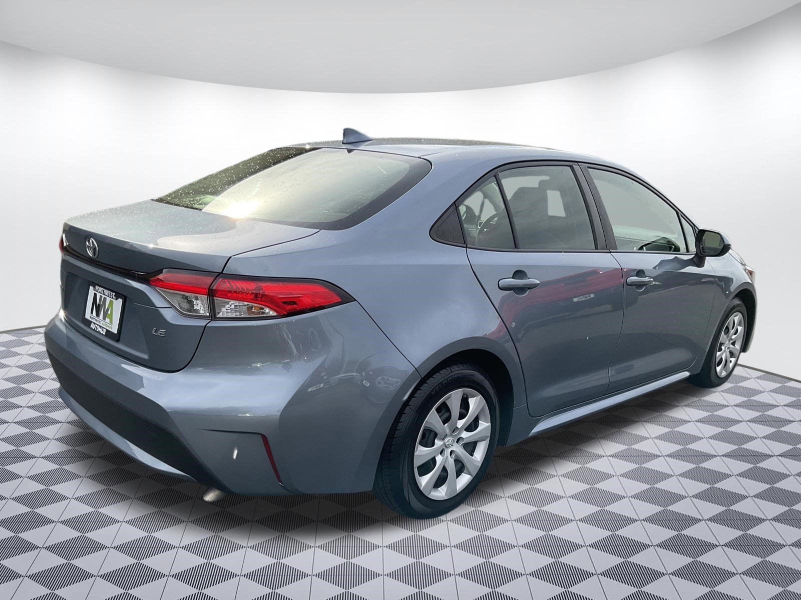 Used 2022 Toyota Corolla LE FWD image 3