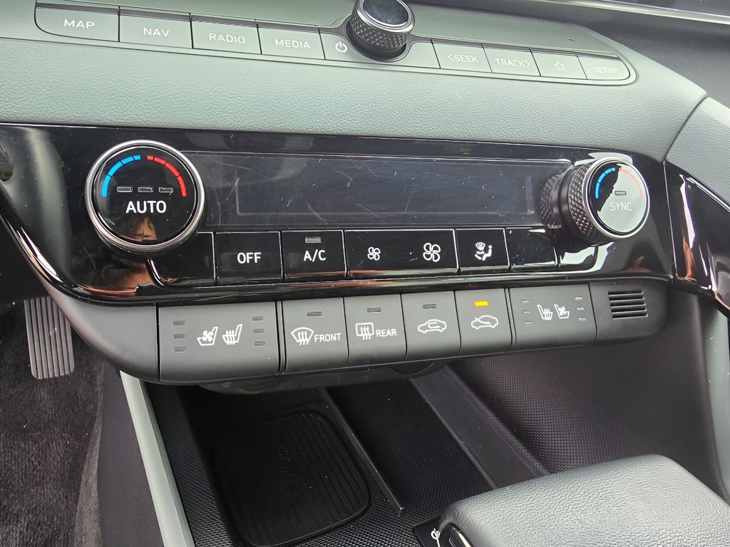 Used 2025 Hyundai Elantra Limited image 22