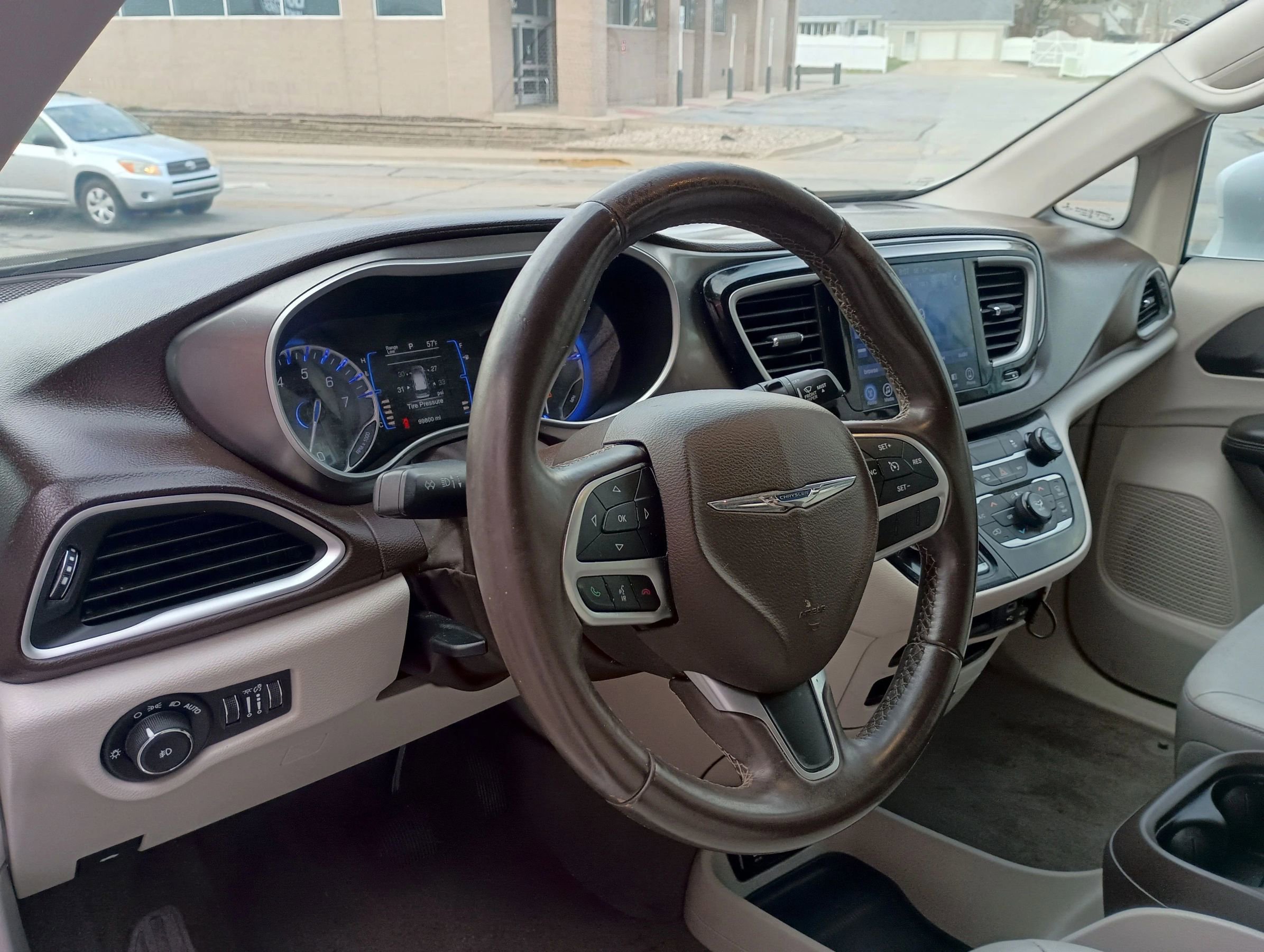 Used 2017 Chrysler Pacifica Touring-L image 10