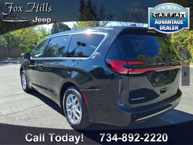 Used 2027 Chrysler Pacifica Select FWD image 6