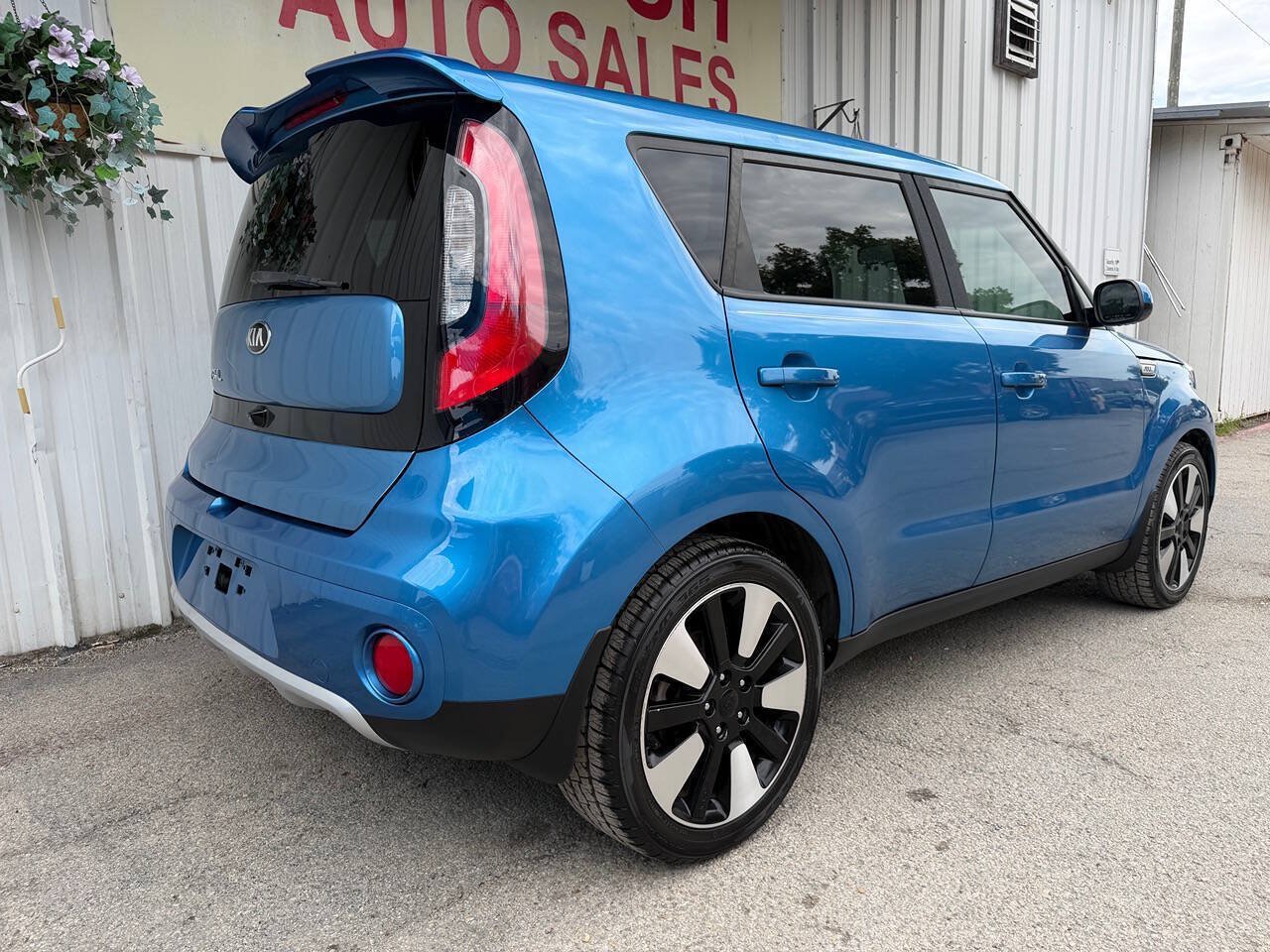 Used 2017 Kia Soul + w/ Designer's Package FWD image 5