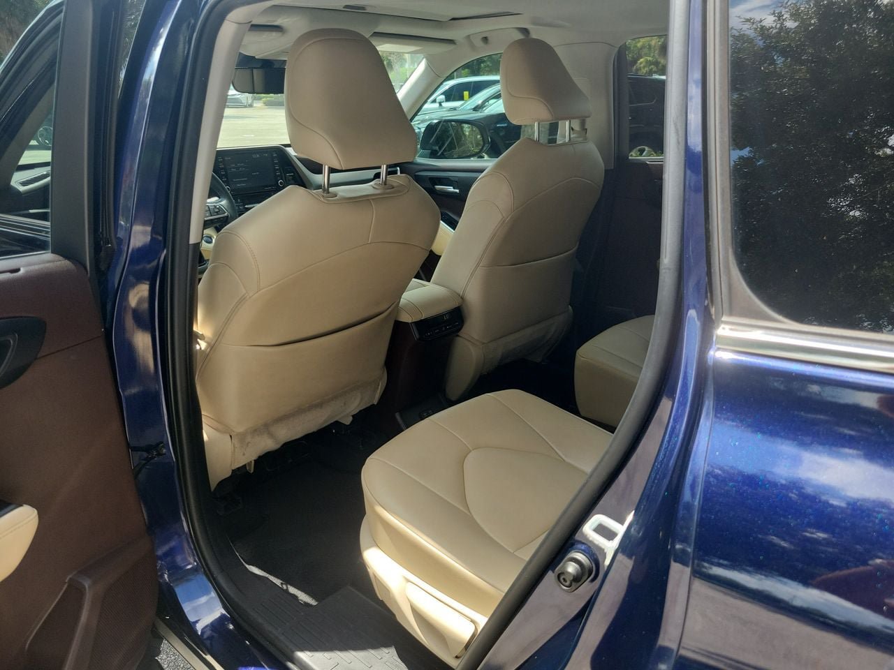 Used 2021 Toyota Highlander XLE FWD image 10
