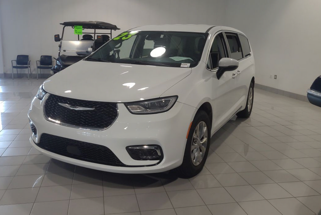 Used 2023 Chrysler Pacifica Touring-L AWD/4WD image 9