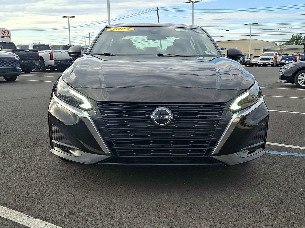Used 2025 Nissan Altima 2.5 SV AWD/4WD image 2