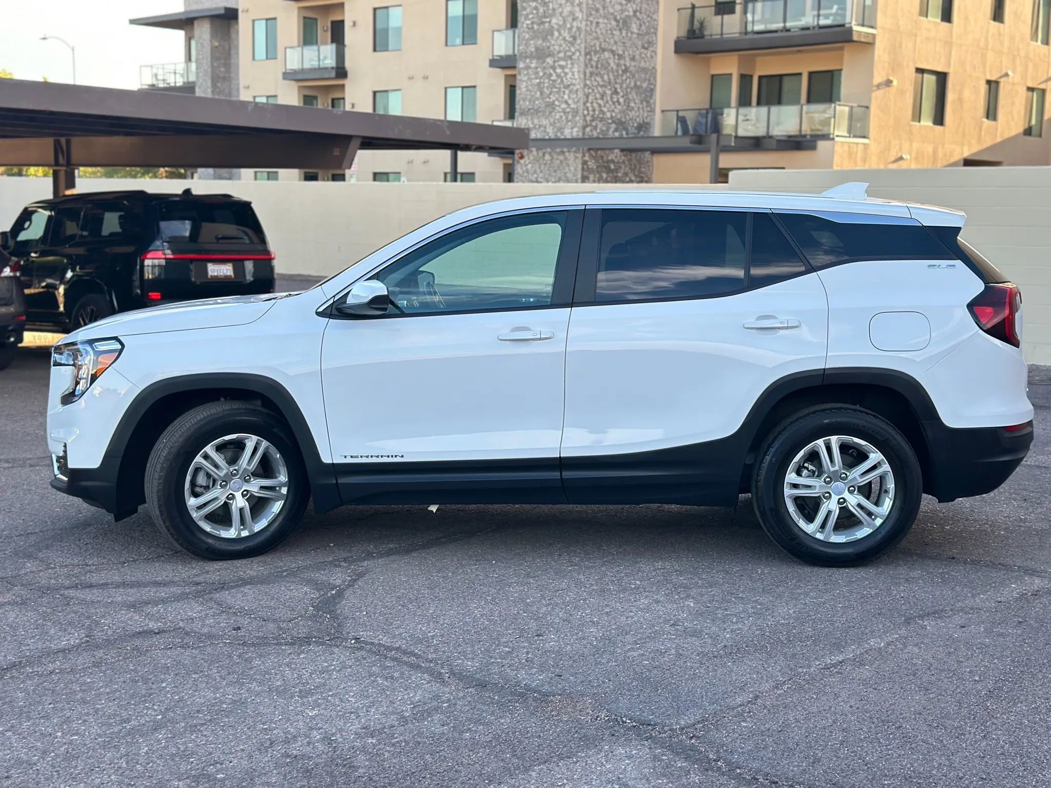 Used 2023 GMC Terrain SLE image 4