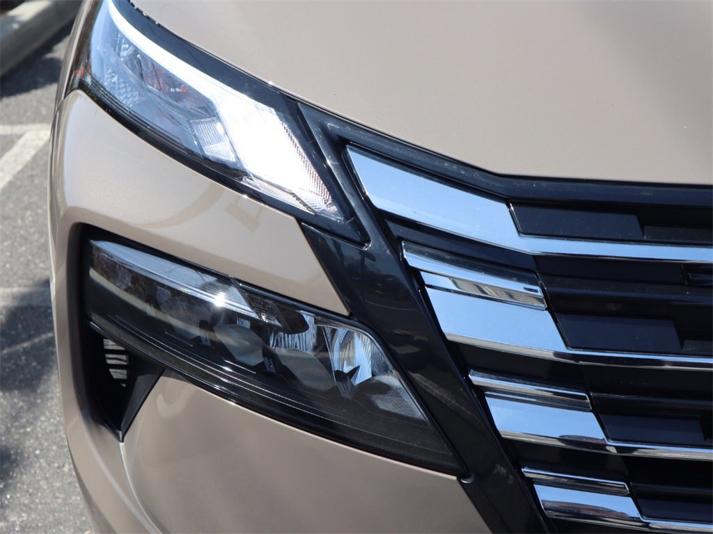 Certified 2025 Nissan Rogue SV image 12