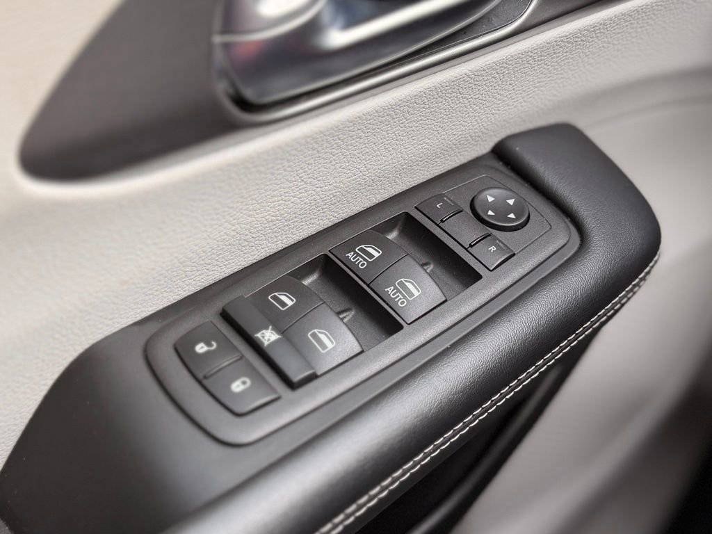 Used 2022 Chrysler Pacifica Touring-L image 18