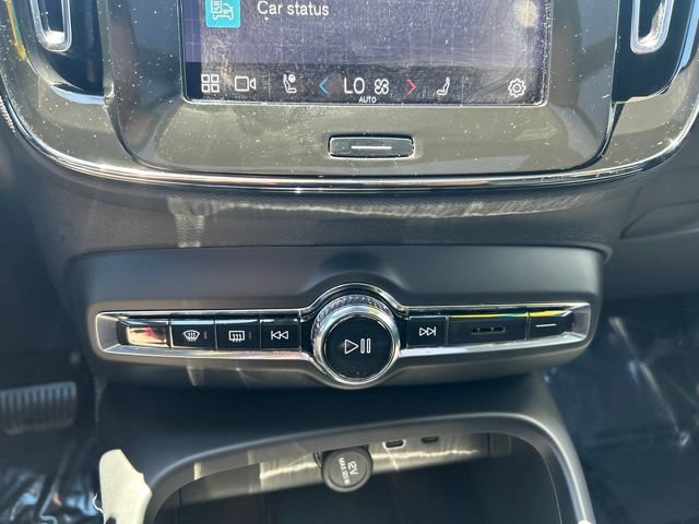 Certified 2025 Volvo XC40 B5 Plus AWD/4WD image 26