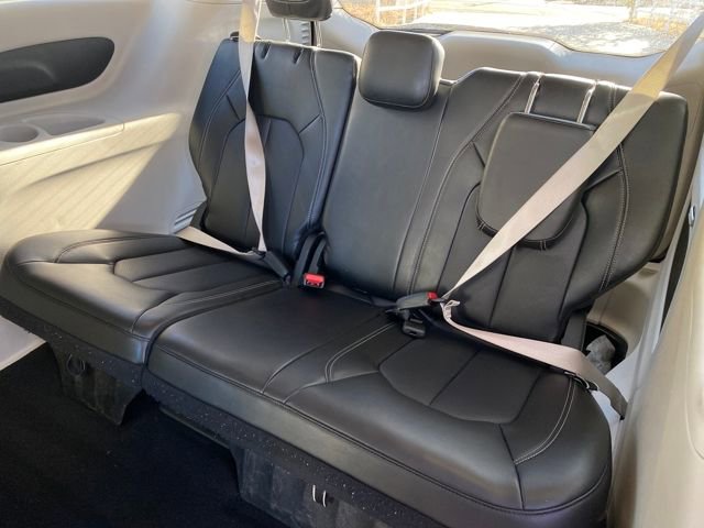 Used 2024 Chrysler Pacifica Touring-L image 12
