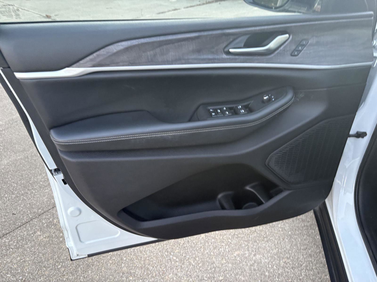 Used 2023 Jeep Grand Cherokee L Limited image 3