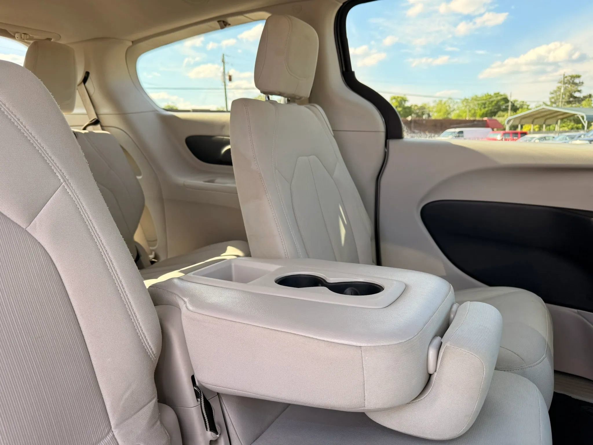 Used 2017 Chrysler Pacifica Touring FWD image 24