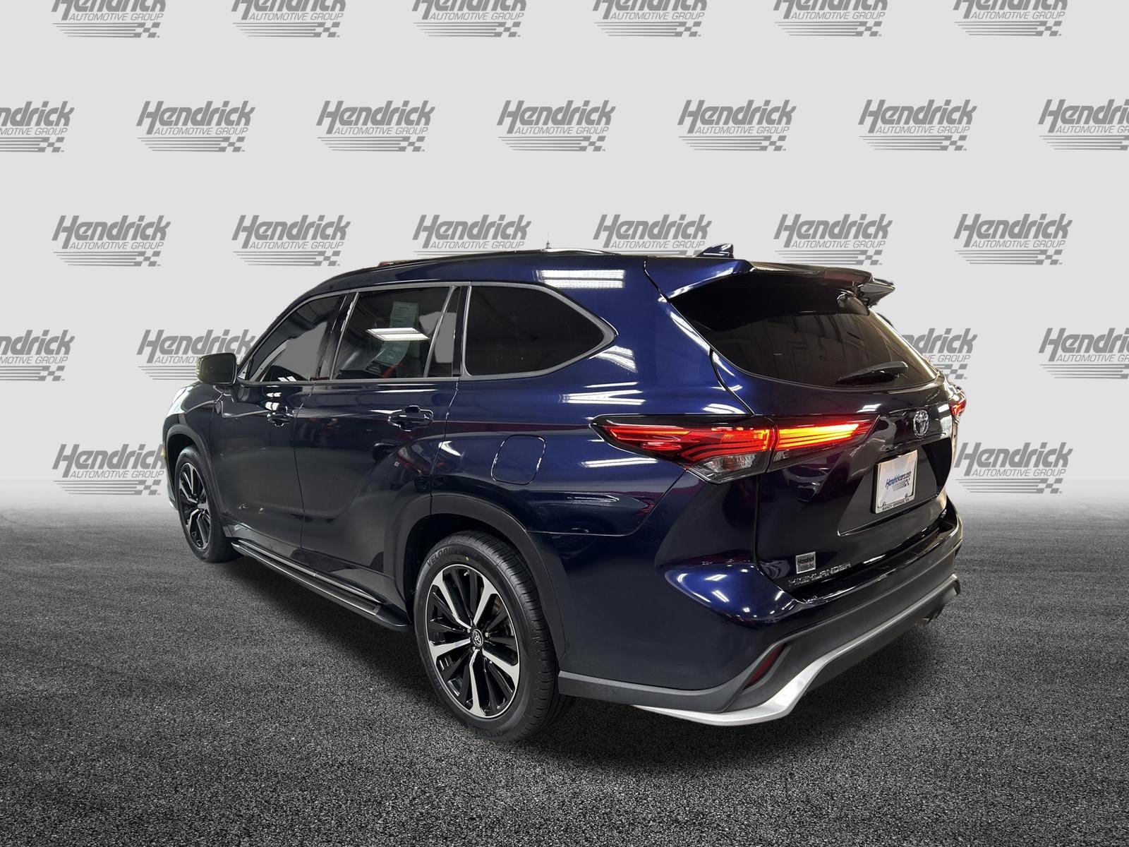 Used 2021 Toyota Highlander XSE FWD image 9