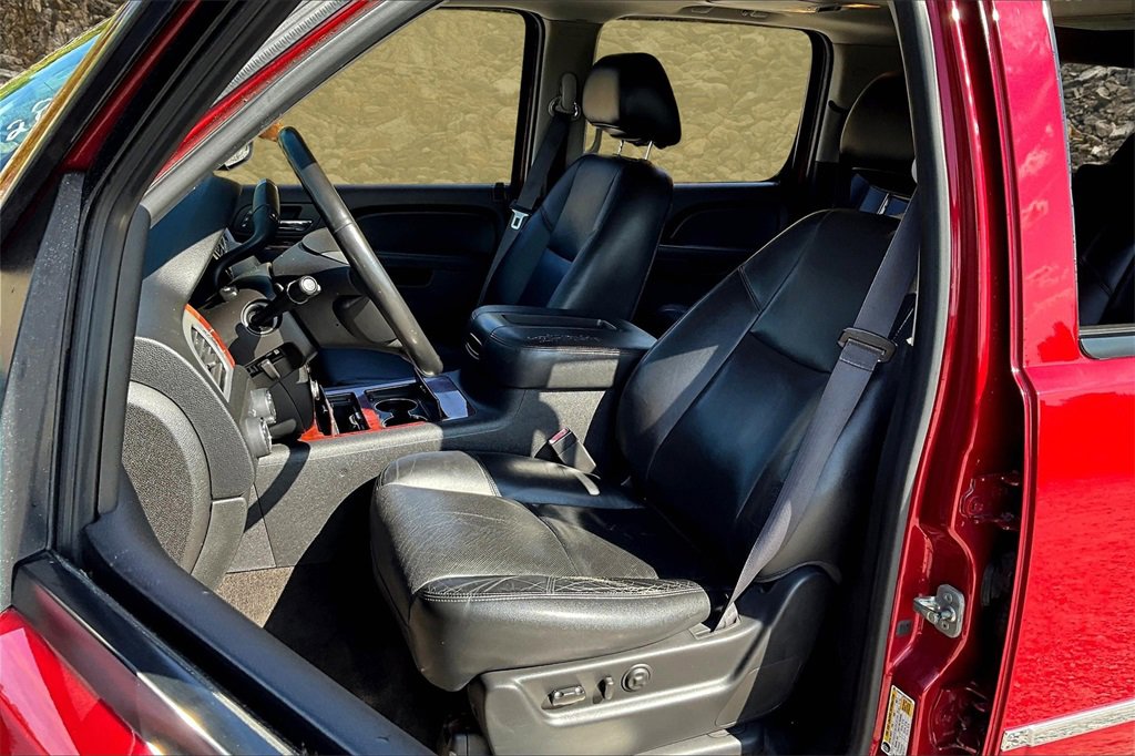 Used 2014 Chevrolet Suburban LTZ image 24