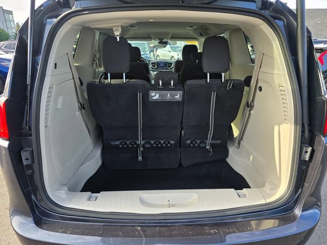 Used 2020 Chrysler Pacifica Touring w/ Advanced Safetytec Group FWD image 18