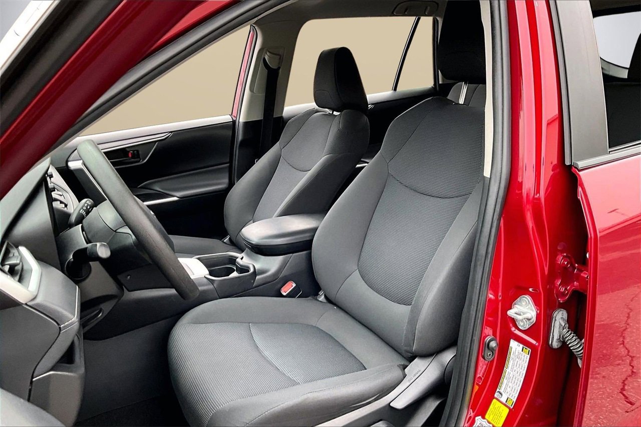 Used 2021 Toyota RAV4 LE image 18