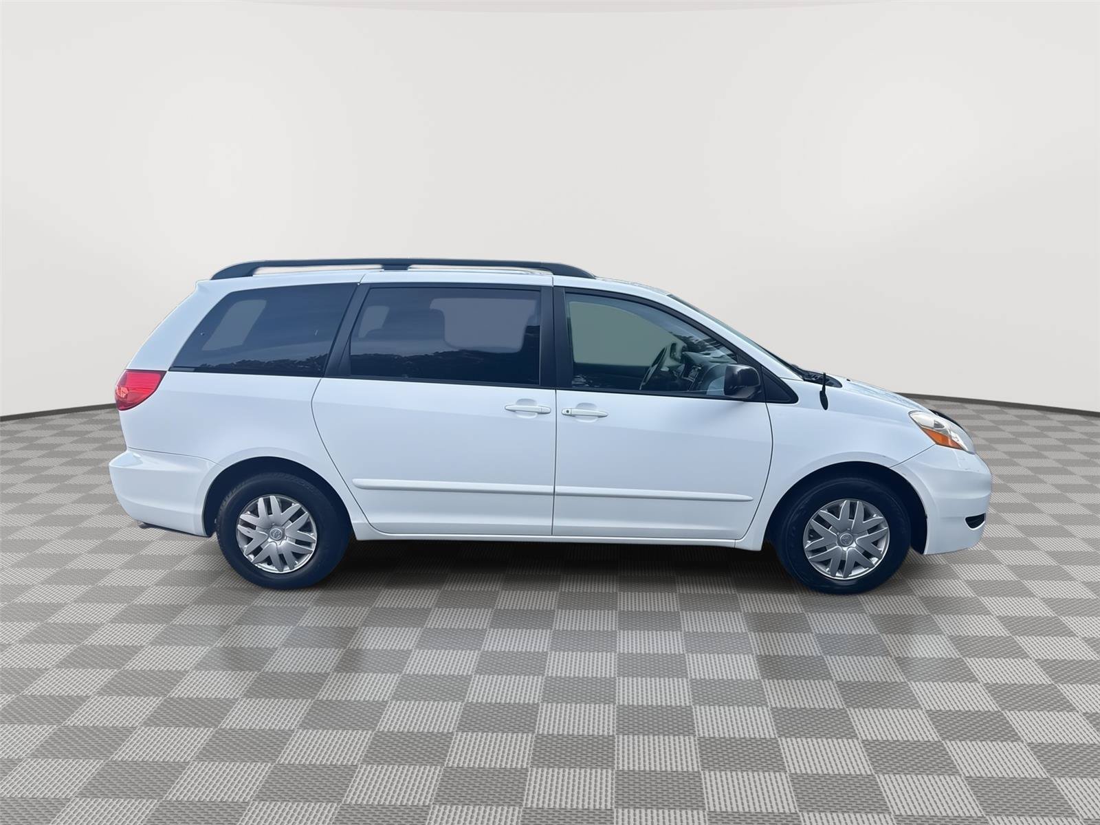 Used 2010 Toyota Sienna FWD image 5