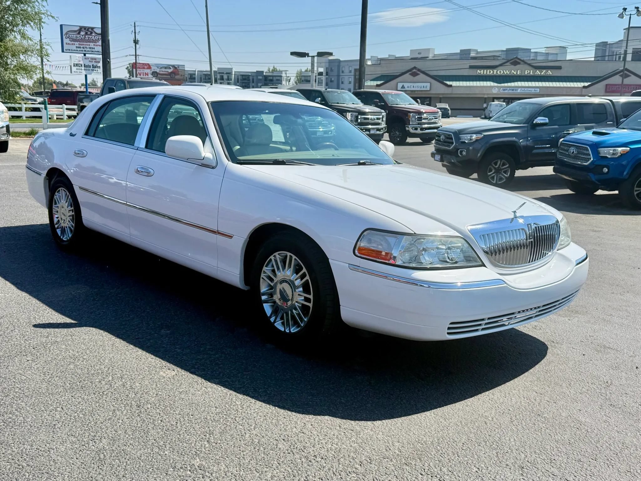 Used 2010 Lincoln Town Car Signature Limited RWD image 7