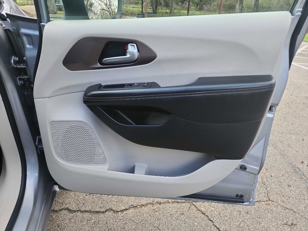 Used 2020 Chrysler Voyager Lxi image 33