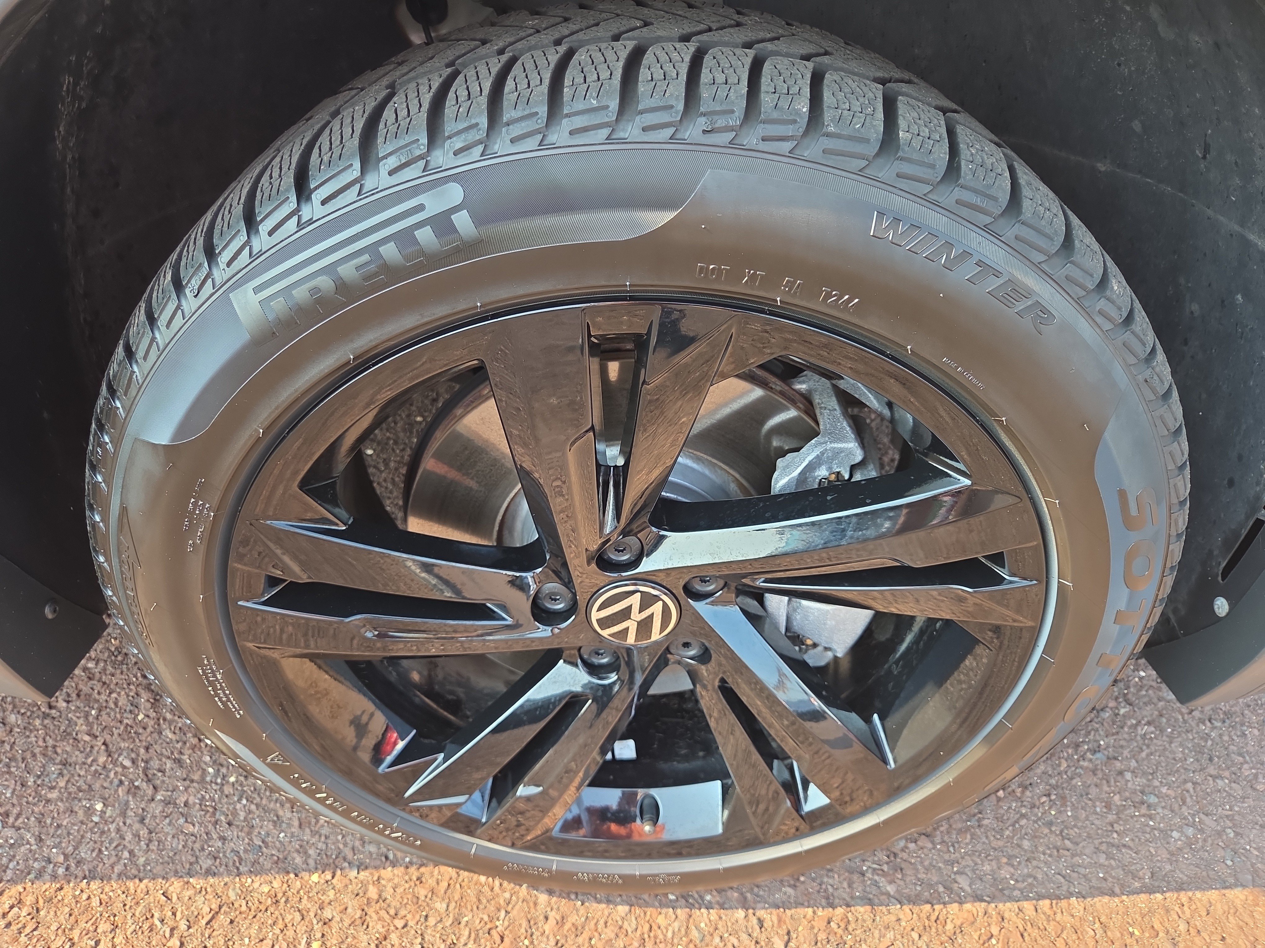 Used 2024 Volkswagen Tiguan SE R-Line AWD/4WD image 9