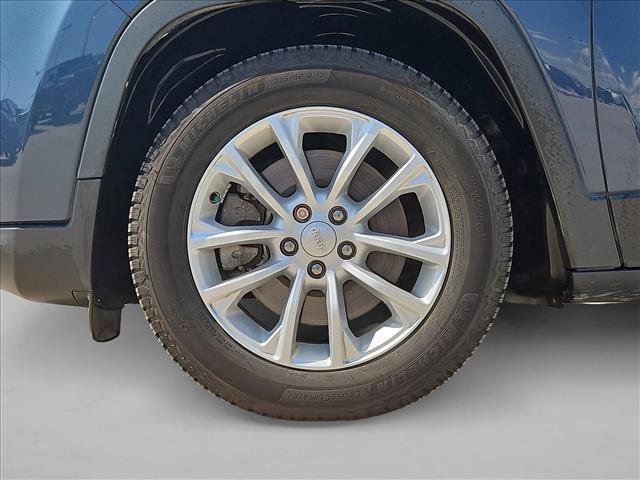 Used 2019 Jeep Cherokee Latitude w/ Popular Appearance Group FWD image 23