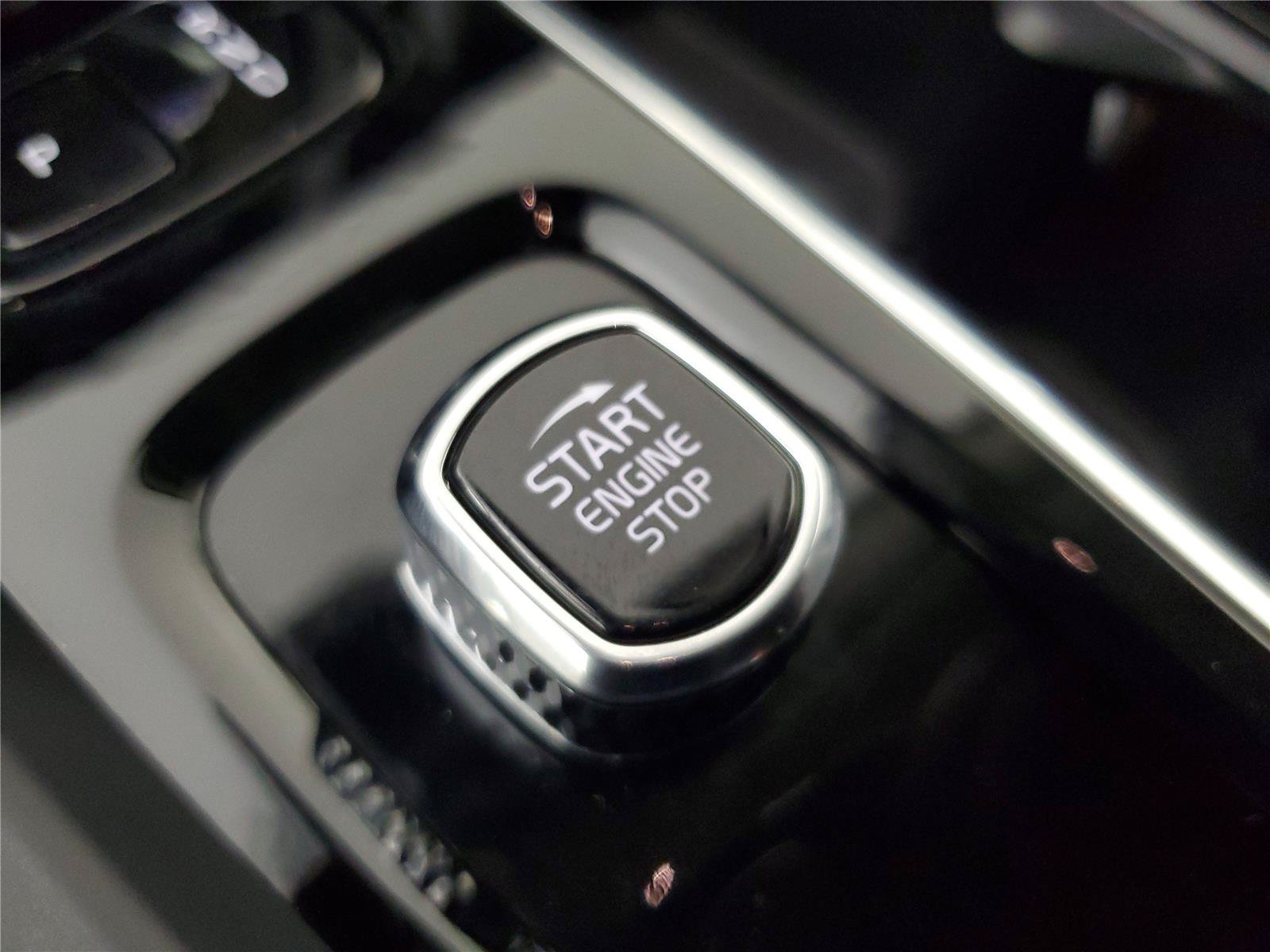 Certified 2025 Volvo XC60 B5 Ultra AWD/4WD image 33