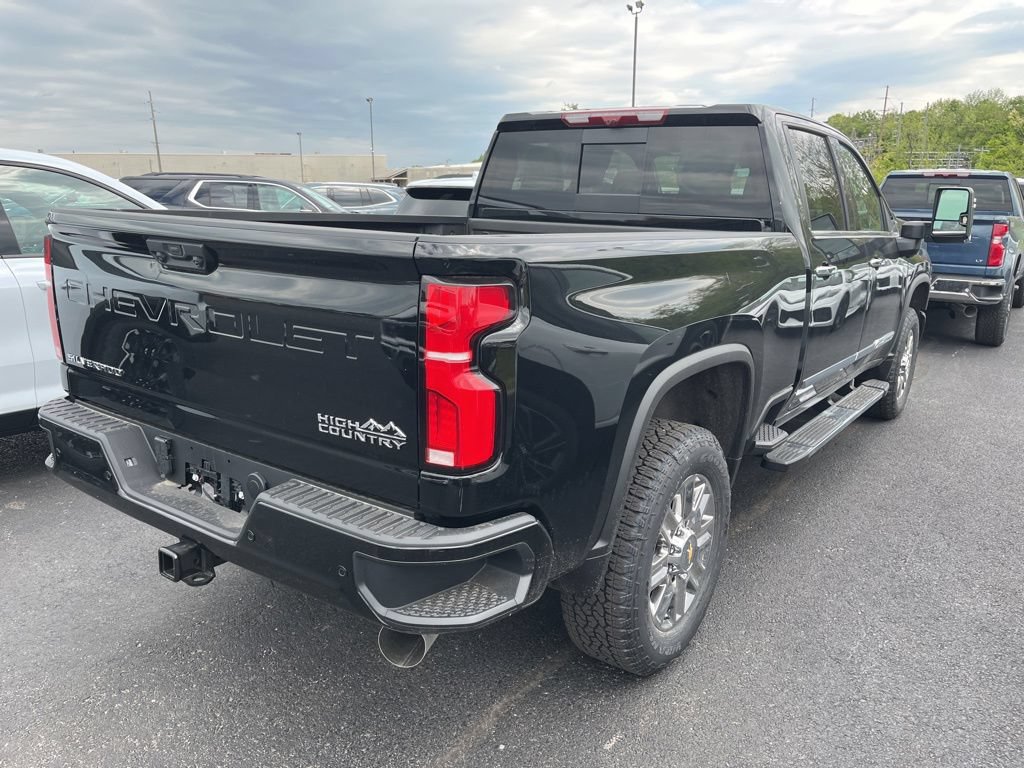Used 2026 Chevrolet Silverado 2500 High Country w/ High Country Premium Package AWD/4WD image 3