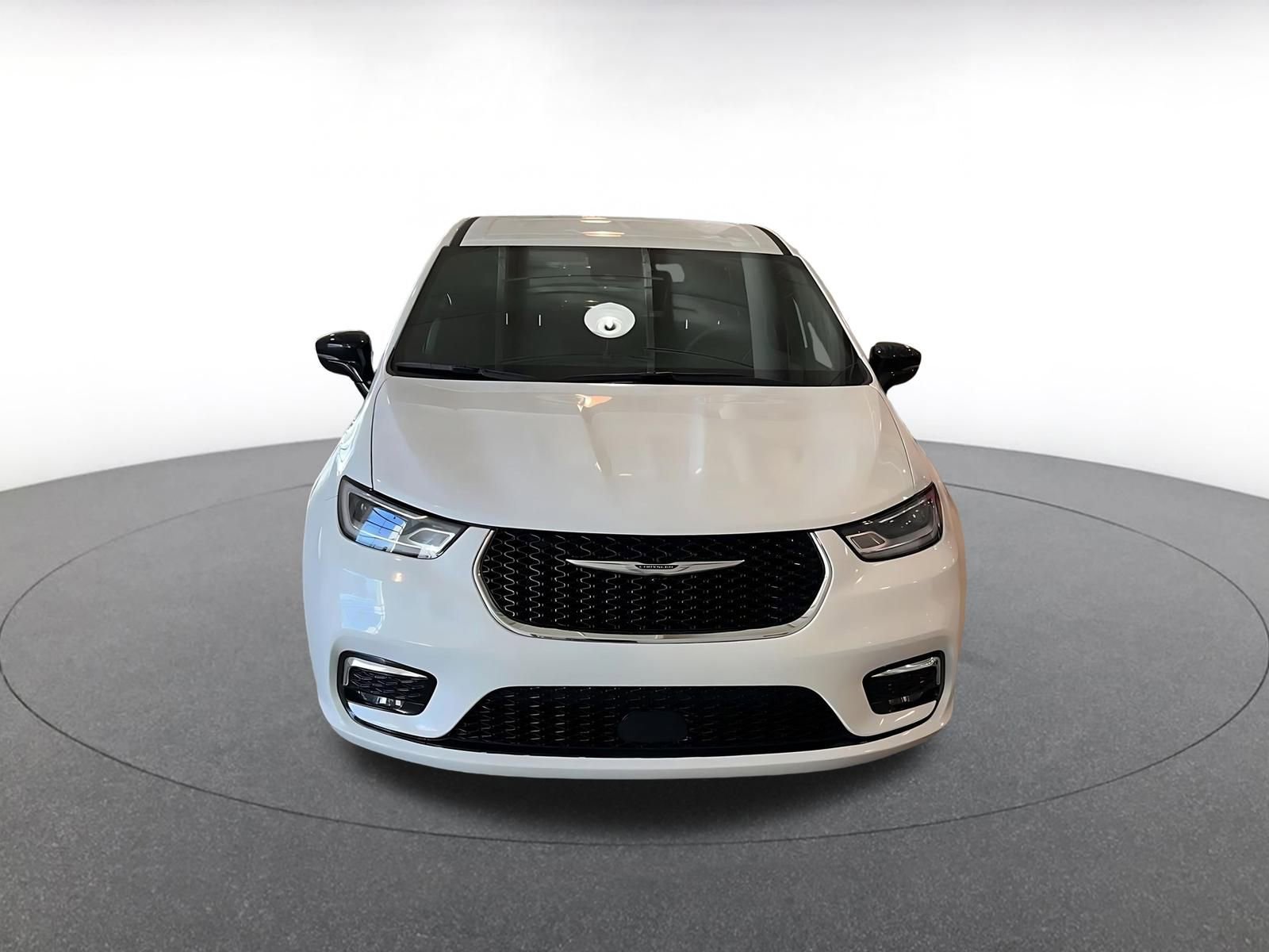 Used 2025 Chrysler Pacifica Select image 4