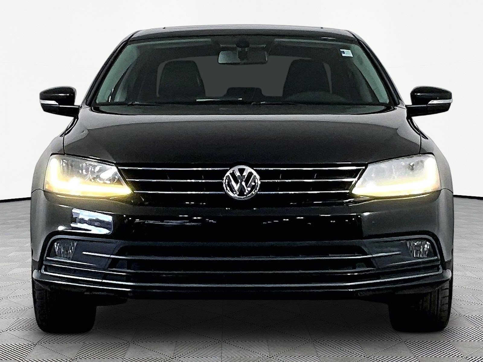 Used 2017 Volkswagen Jetta SEL FWD image 2
