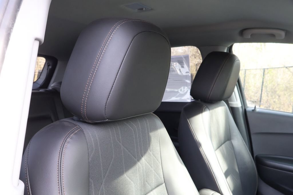 Used 2022 Chevrolet Trax LT w/ LT Convenience Package image 39