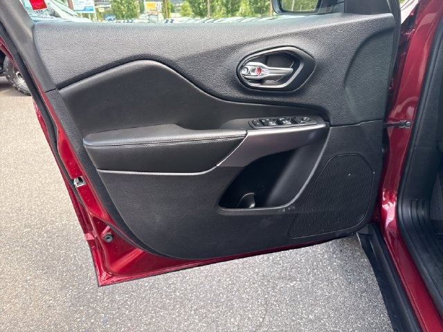 Used 2019 Jeep Cherokee Latitude Plus w/ Comfort/Convenience Group AWD/4WD image 15