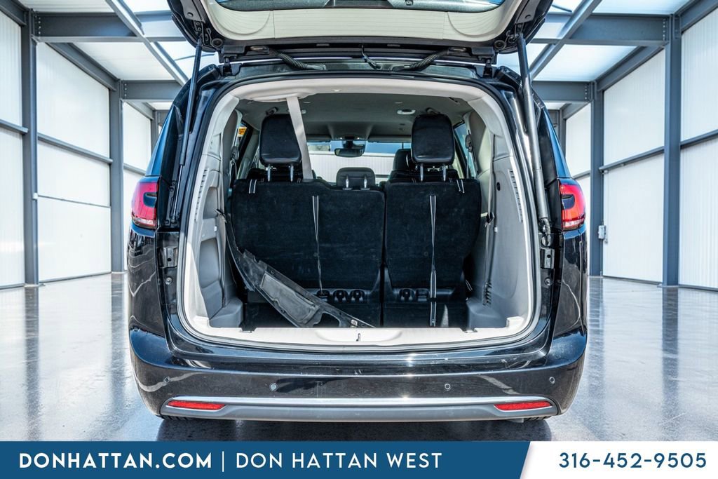 Used 2023 Chrysler Pacifica Touring-L image 34