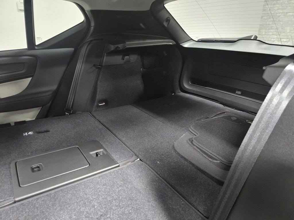 Used 2024 Volvo XC40 B5 Plus image 39