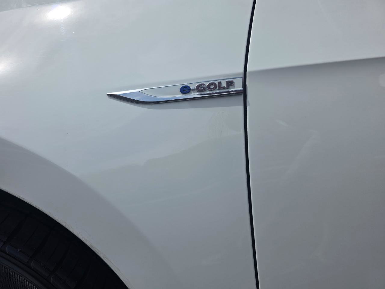 Used 2016 Volkswagen e-Golf SE w/ DC Fast Charging Package FWD image 4