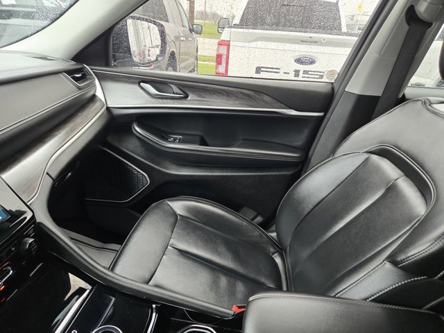 Used 2022 Jeep Grand Cherokee L Limited w/ Black Appearance Package image 15